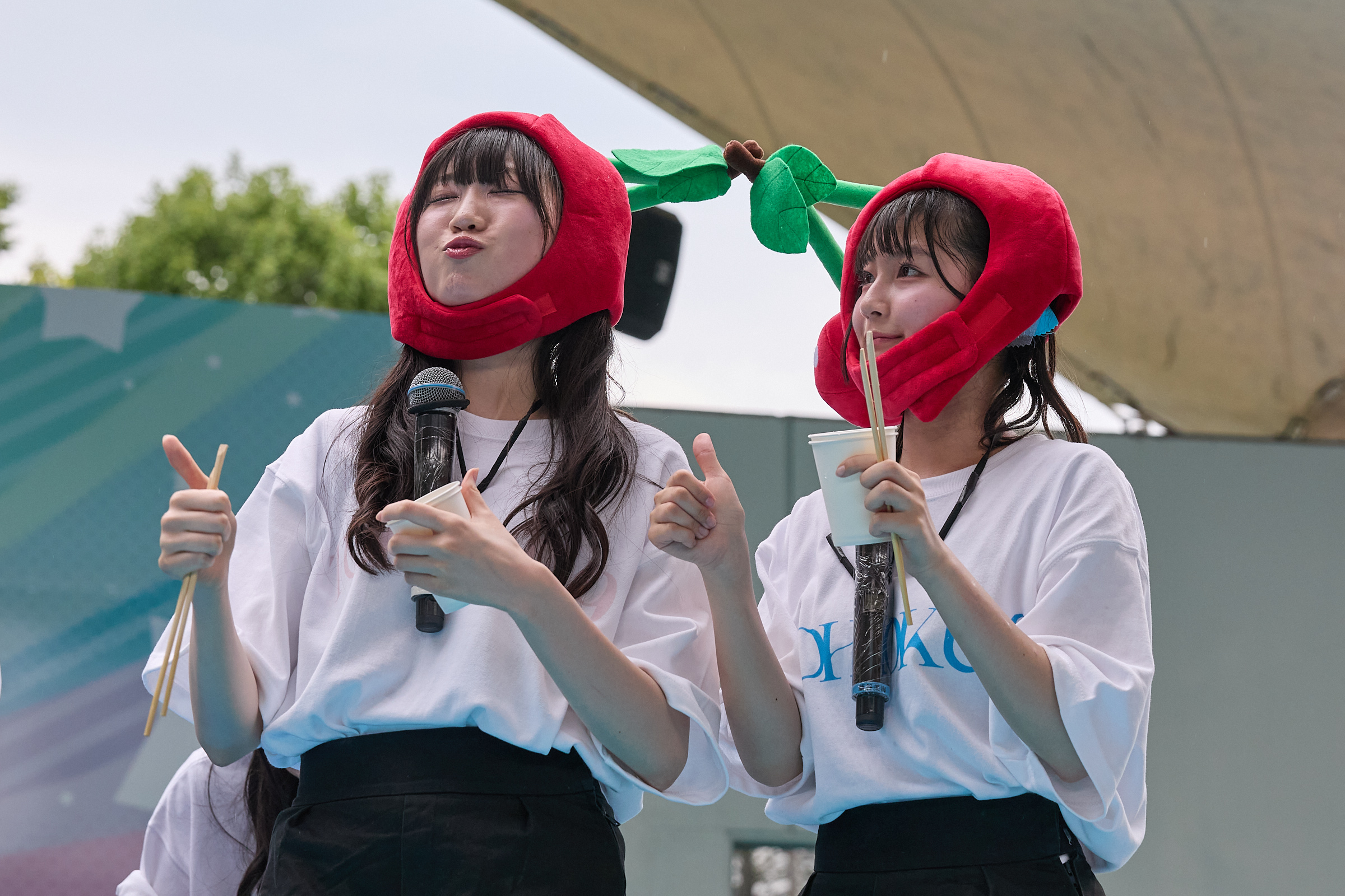 サビでふしぎなおどりを踊るさくらんぼ姉妹（律月ひかると藤谷美海）